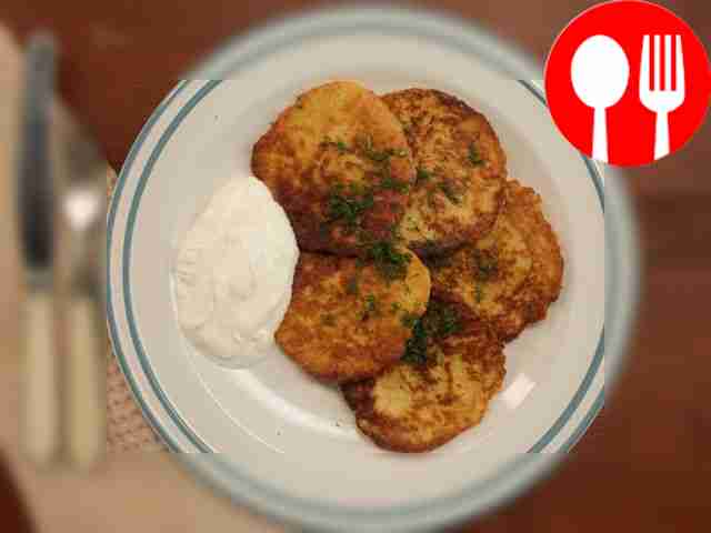 Картофельные оладьи со сметаной