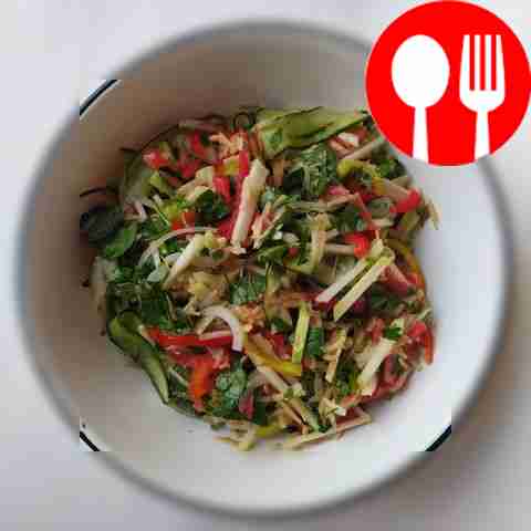 Vegetable salad with kohlrabi and nuts