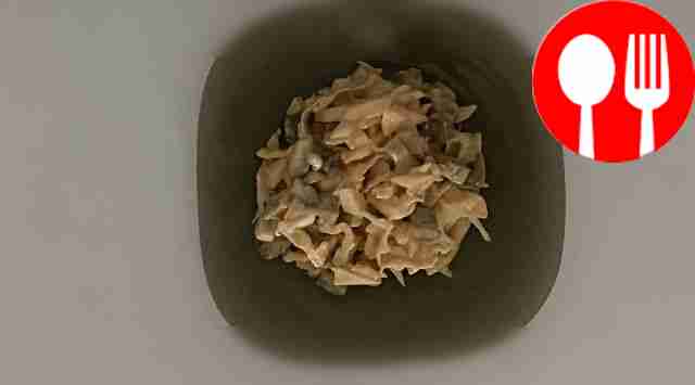 Легкий салат с соусом под мясо