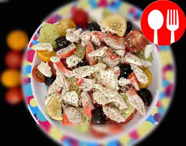 Греческий салат с крабовым мясом и творожным сыром