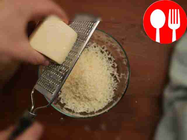 Измельчите сыр на мелкой тёрке.