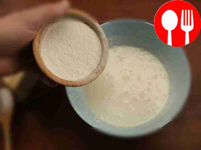 Подсыпайте муку порциями, замешивая тесто....