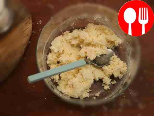 Сделайте начинку: натрите сыр на мелкой тёрке,...