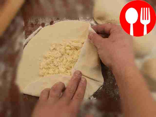 Положите в центр лепёшки горкой четверть...