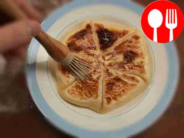 - Подавайте хачапури горячими и сразу же...