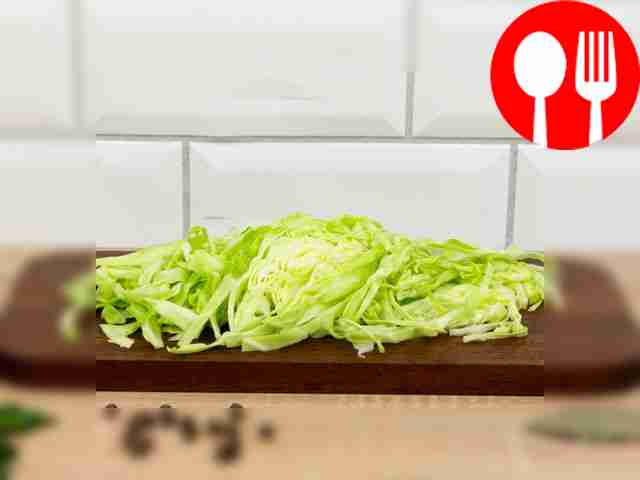 Нашинкуйте капусту на разделочной доске. Затем...