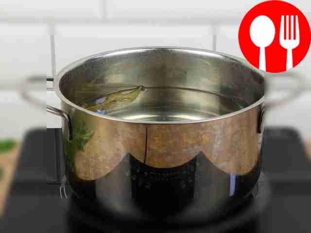 Поставьте кастрюлю с водой на огонь и добавьте...