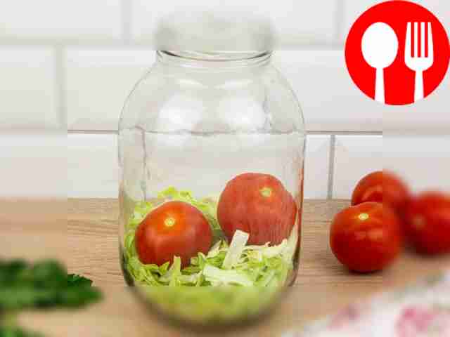 На дно банки уложите пластинки чеснока и...