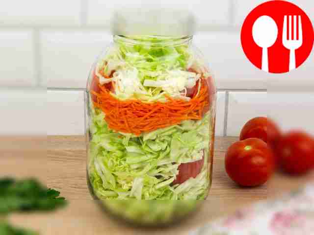 Наполните банку капустой до краёв и залейте её...