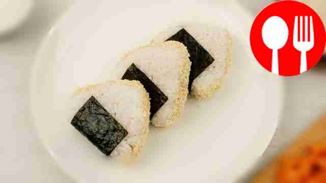 Онигири с семгой