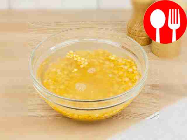 Soak the peas in water for one and a half to two hours.