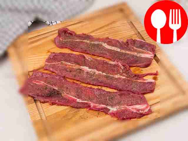 Нарежьте мясо на полоски одинаковой толщины и...