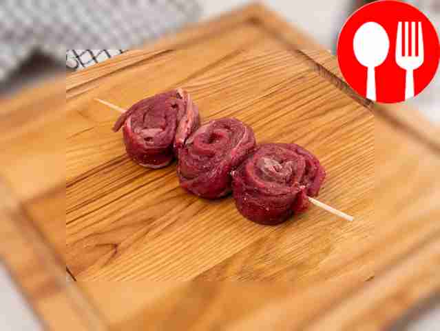 Смажьте мясо винным уксусом, посолите по...