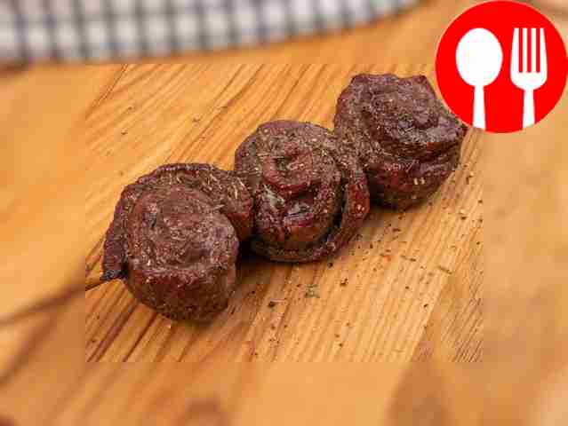 Сформируйте улитку из мясной массы, наденьте...