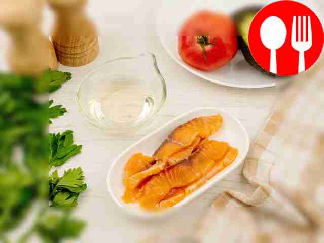 Промойте овощи и зелень. Удалите кожуру и...