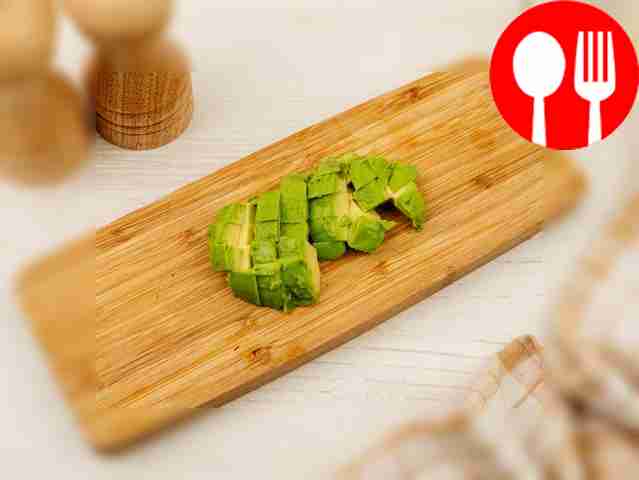 Авокадо и помидоры порежьте небольшими...