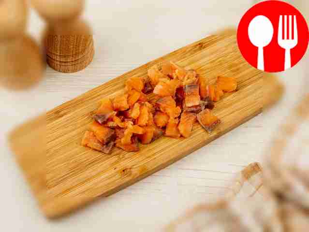 Нарежьте семгу кубиками того же размера.