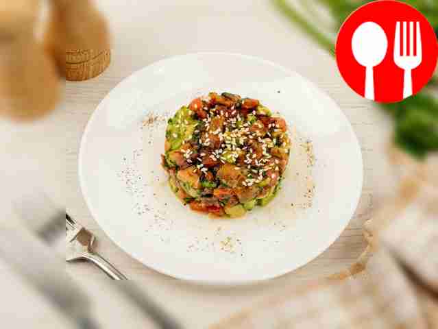 Хорошо перемешайте салат и разделите его на...