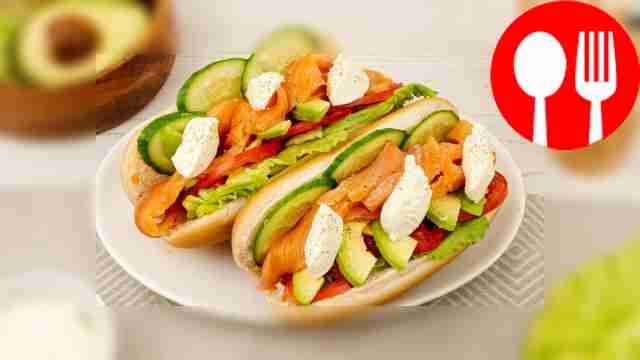 Хот-дог со слабосоленым лососем