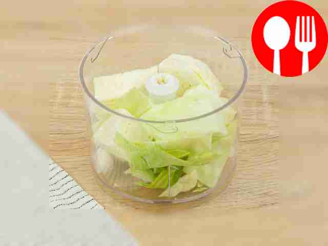 Пюрируйте капусту в блендере до кашицеобразной массы.