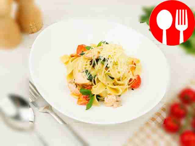 Паста фетучини с семгой, шпинатом и черри