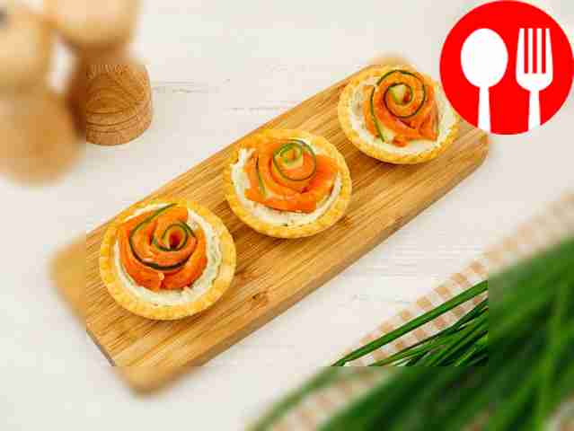 Shortbread tartlets with salmon, curd cheese and avocado