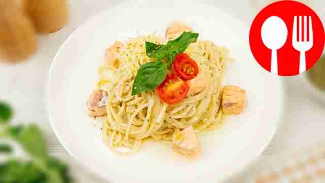 Spaghetti with salmon in creamy sauce