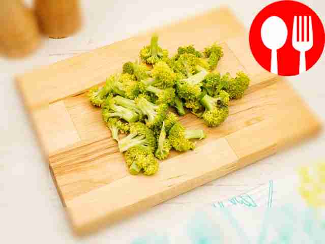 Разделите брокколи на соцветия и нарежьте их...