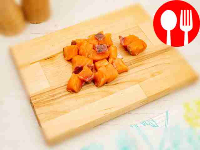 Рабу нарежьте кубиками, сыр натрите на крупной терке.