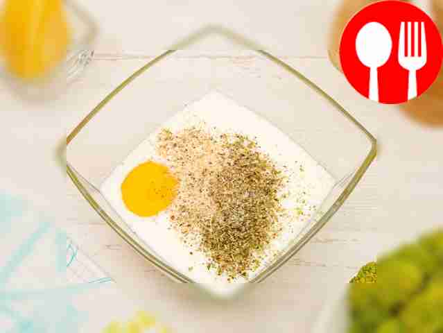 Соедините молоко, яйца и смесь прованских...