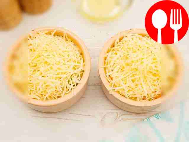 Залейте смесью и сверху посыпьте сыром.