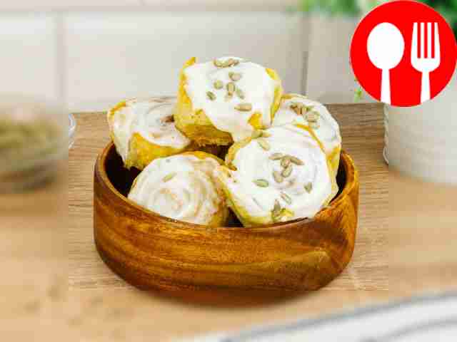 Grease the buns with cream, decorate them with...