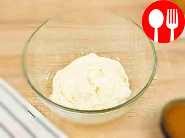 Переложите творог в глубокую миску. Добавьте...