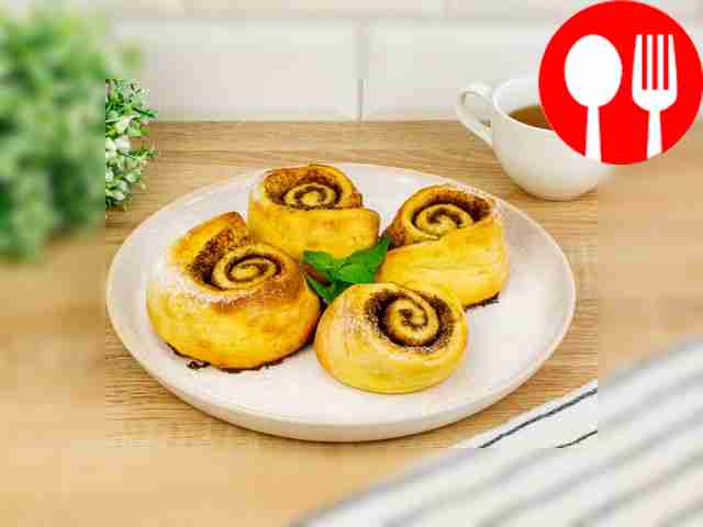 Разложите синнабоны на блюде, посыпьте...