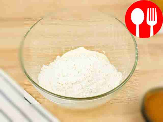 К творожной массе добавьте просеянную муку,...