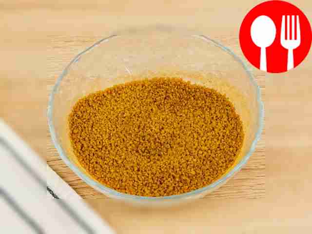 Приготовьте начинку: в миске соедините...