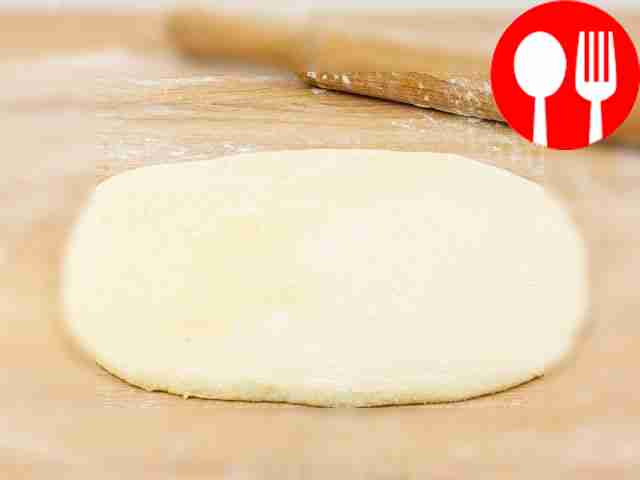 Посыпьте рабочую поверхность мукой и уложите...