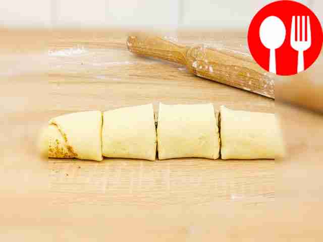 Сверните тесто с начинкой в рулет и нарежьте...