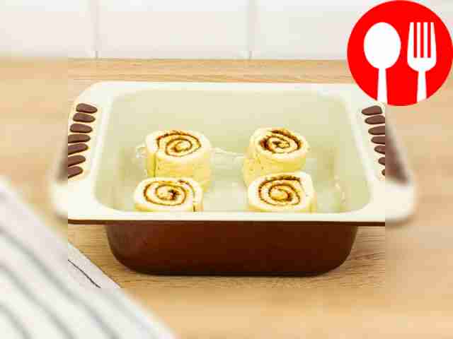 Смажьте форму для запекания растительным или...