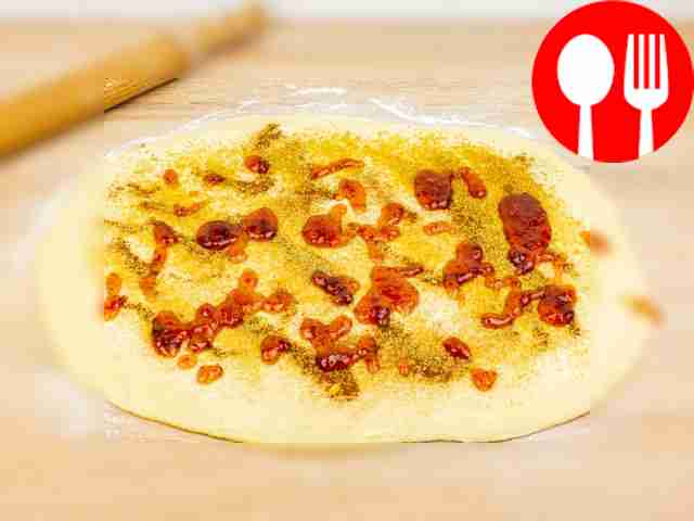 На посыпанной мукой поверхности тонким слоем...