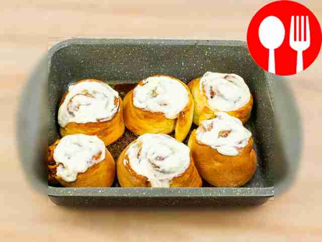 Когда булочки испекутся, выньте противень из...