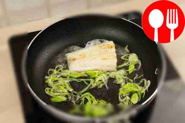 Add the sliced ​​onion and simmer for 2-3 minutes.