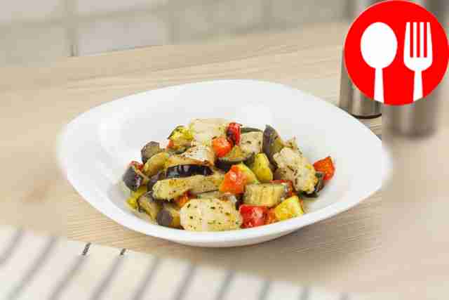 Филе судака с баклажанами, цукини и сладким перцем