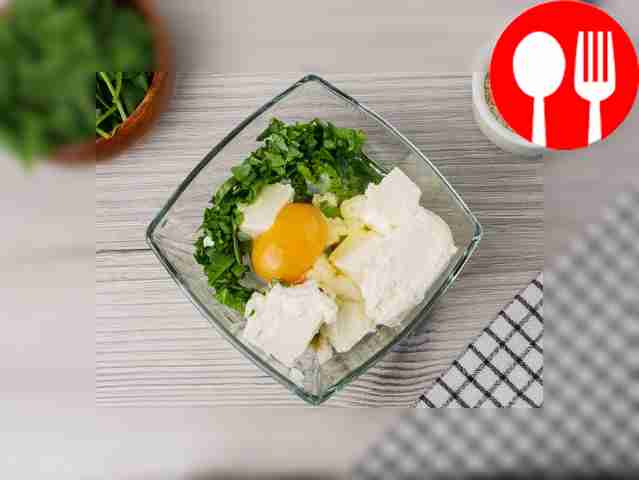 Шпинат мелко рубите, соедините его с мягким...