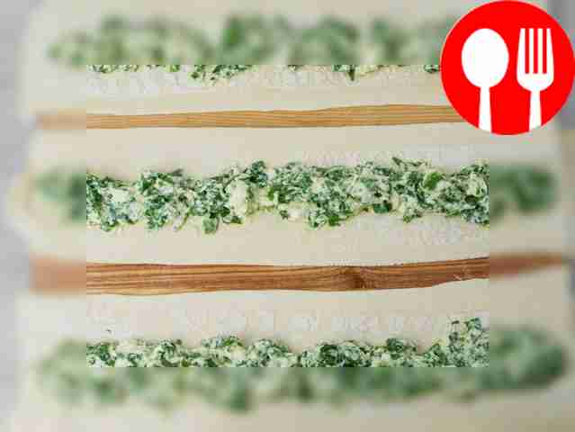 Раскатайте тесто в пласт толщиной 3 мм и...