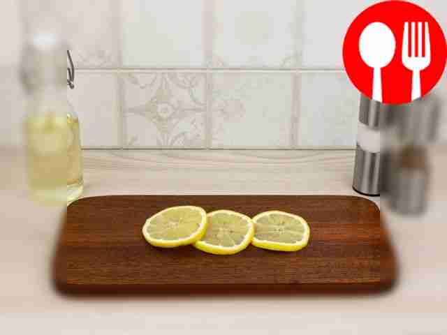 Cut the lemon and chili pepper into slices.