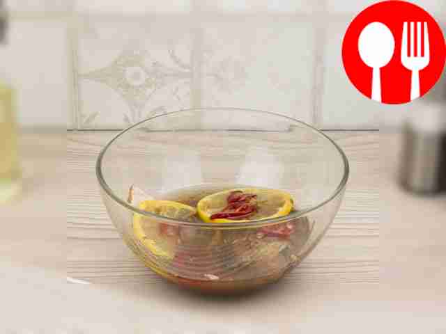 Place the pike perch fillet in the marinade...