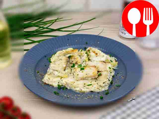 Pike perch with zucchini in sour cream