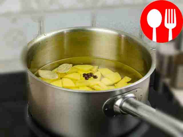 Когда вода в сотейнике закипит, положите туда...