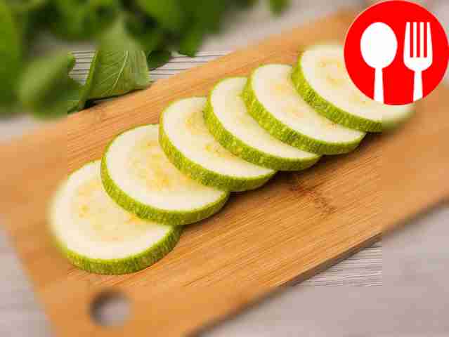 Cut the zucchini into 1 cm thick slices.